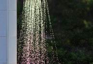 Especialistas discutem se deixar de tomar banho diariamente impacta meio ambiente