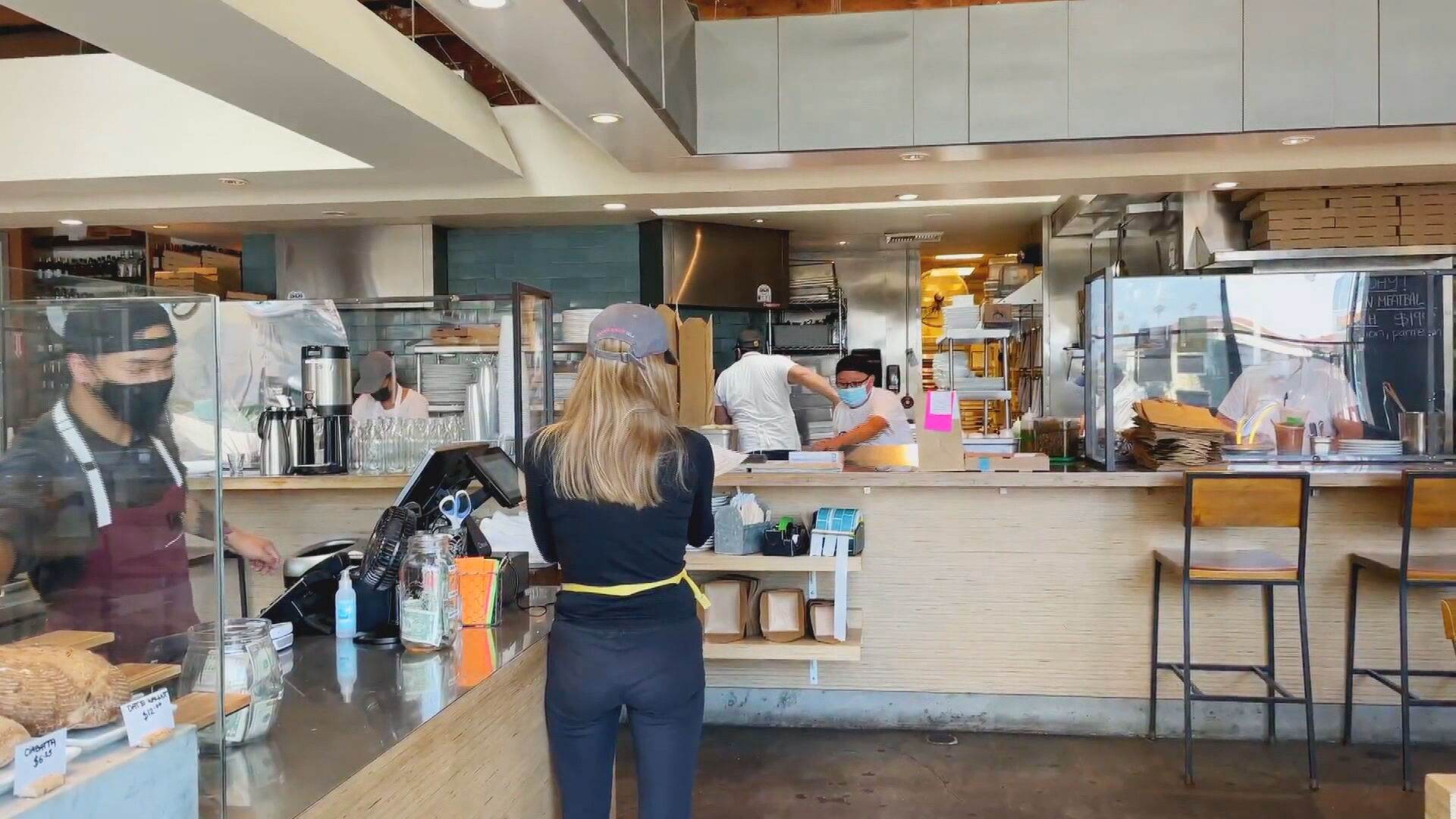 Bares, restaurantes e escolas na Califórnia exigem comprovante de vacinação