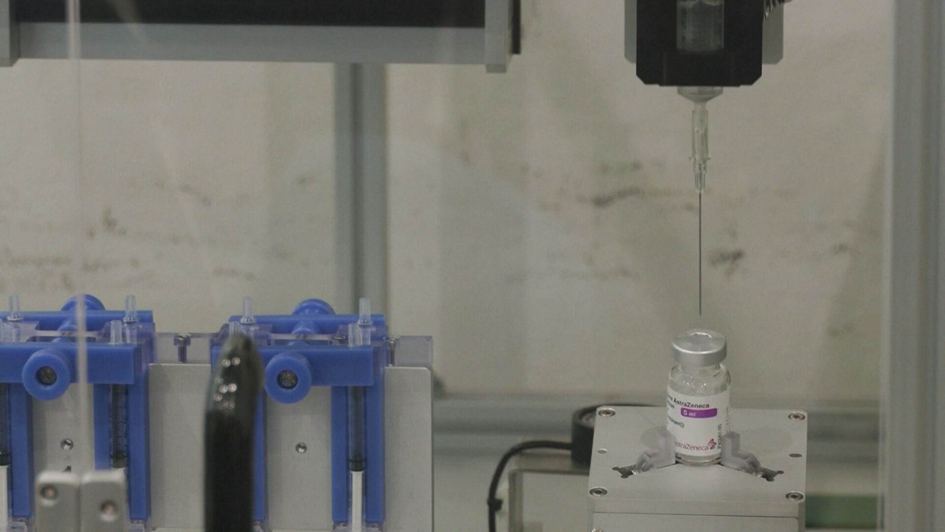 Máquina tailandesa consegue retirar até 12 doses da vacina da AstraZeneca em poucos minutos