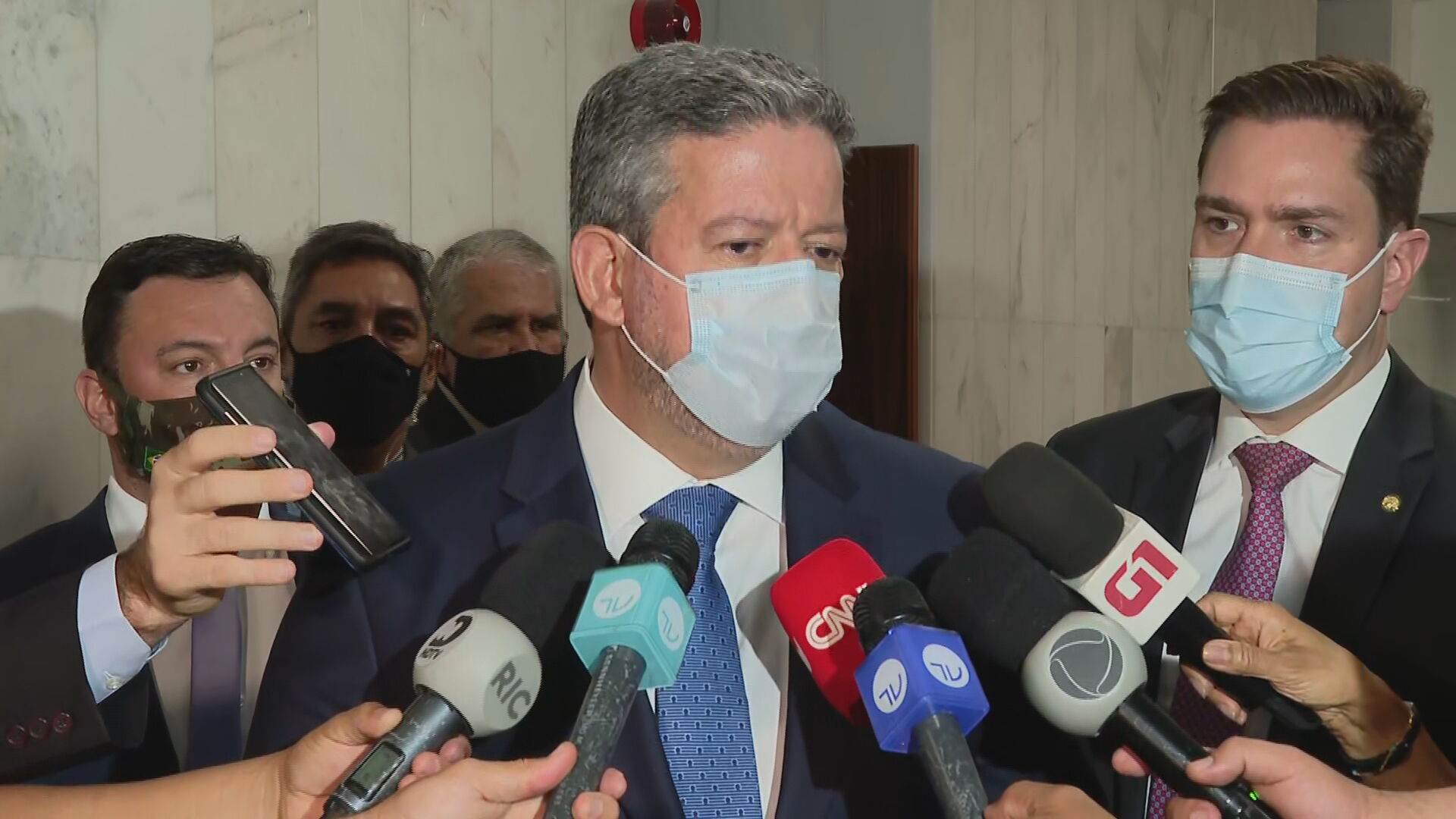 O presidente da Câmara dos Deputados Arthur Lira em conversa com jornalistas