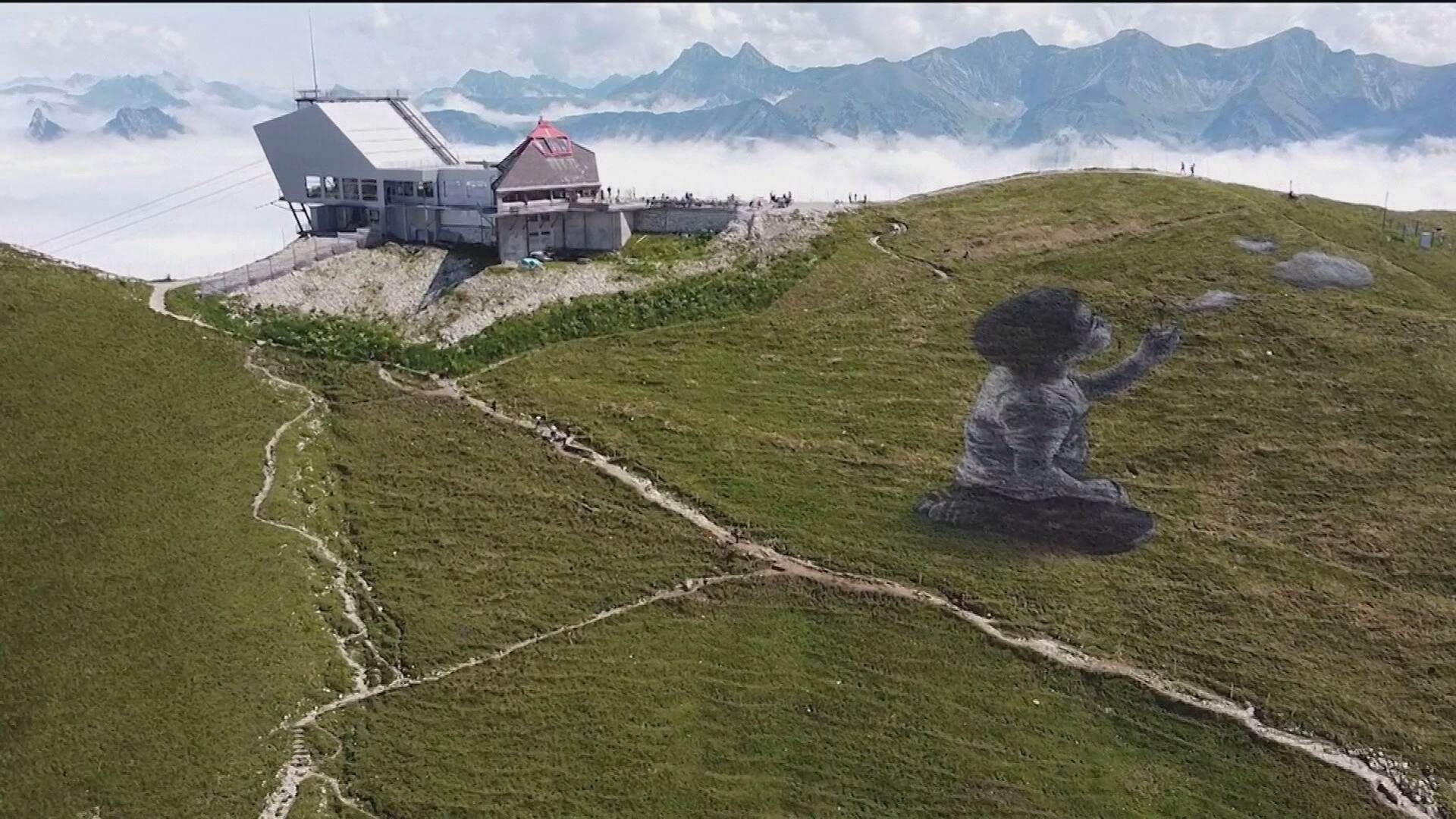 Artista francês faz grafite no topo dos Alpes Suíços