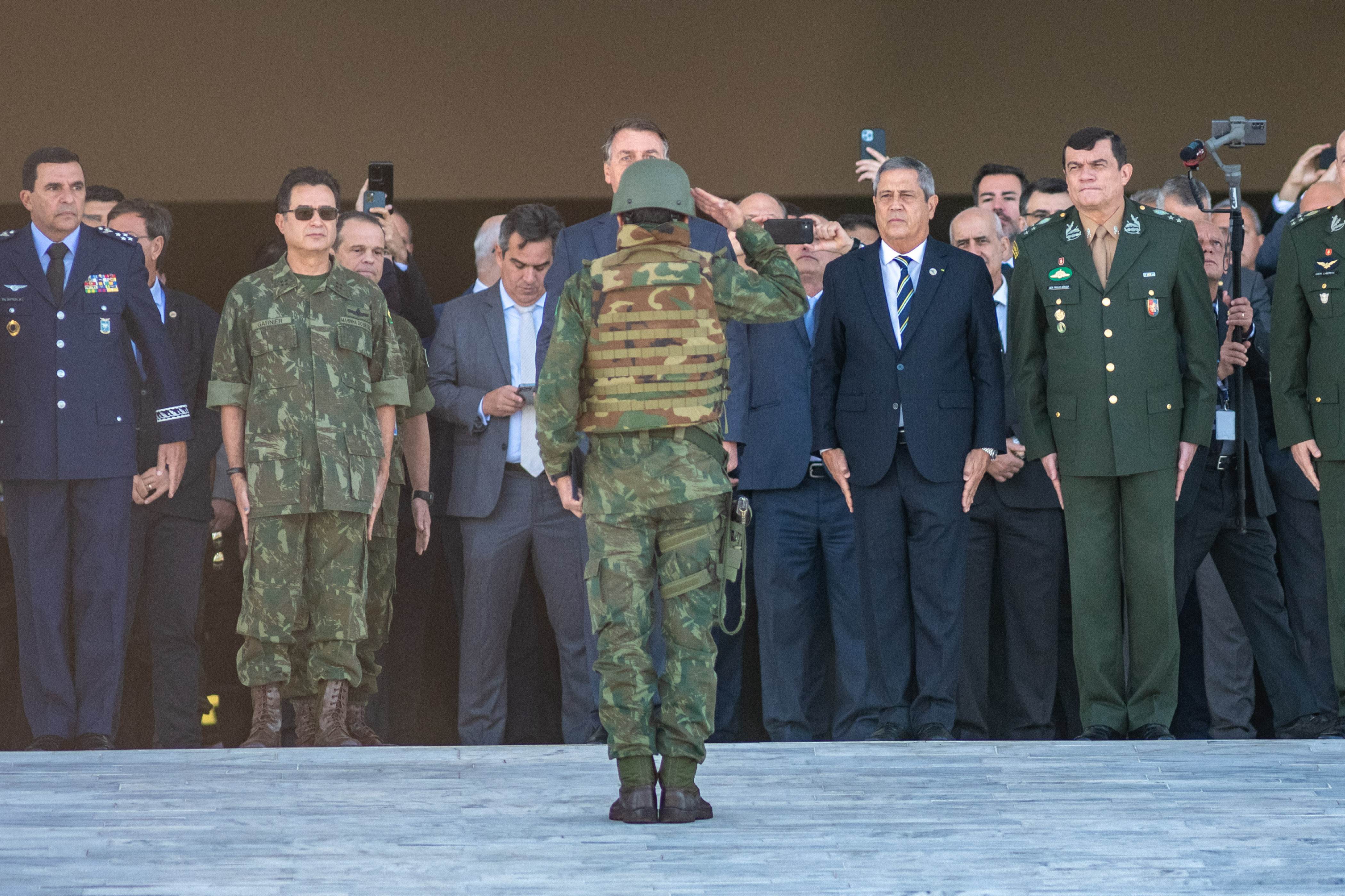 DESFILE DE BLINDADOS MILITARES ESPLANADA