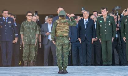 DESFILE DE BLINDADOS MILITARES ESPLANADA