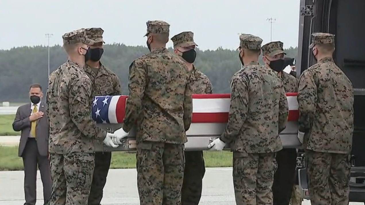Soldados americanos carregam caixão com integrante das Forças Armadas que morreram em ataque o Afeganistão / CNN / Reprodução
