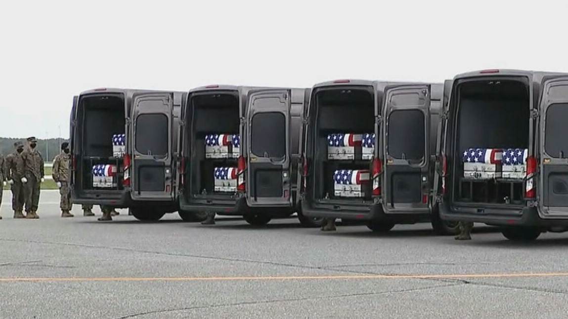 Soldados americanos carregam caixão com integrante das Forças Armadas