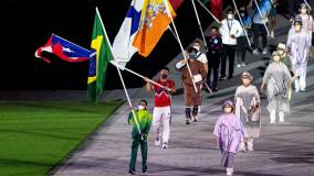 Rebeca Andrade entra na cerimônia de abertura com a bandeira do Brasil