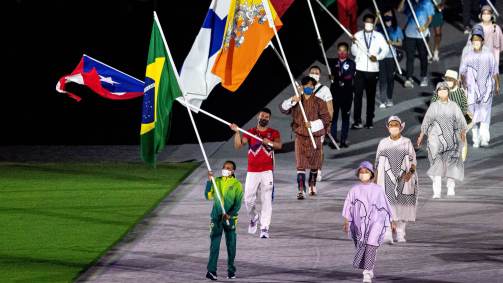 Rebeca Andrade entra na cerimônia de abertura com a bandeira do Brasil