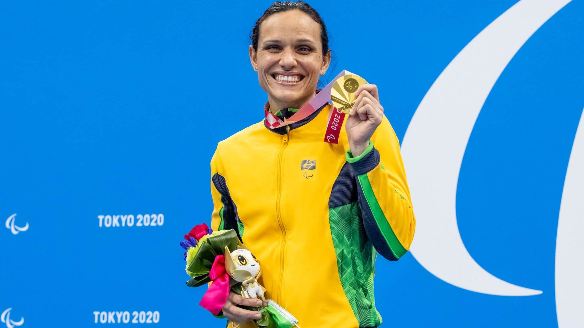 Carol Santiago celebra sua segunda medalha de ouro nos Jogos Paralímpicos de Tóquio / Miriam Jeske - 31.ago.2021/CPB