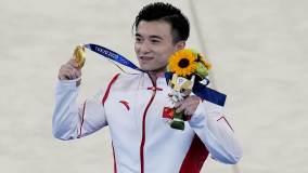 Chinês Yang Liu com a medalha de ouro conquistada nas argolas