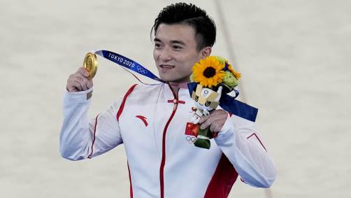 Chinês Yang Liu com a medalha de ouro conquistada nas argolas