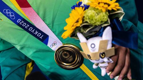 Detalhe da medalha de ouro conquistada por Rebeca Andrade na final da prova do salto