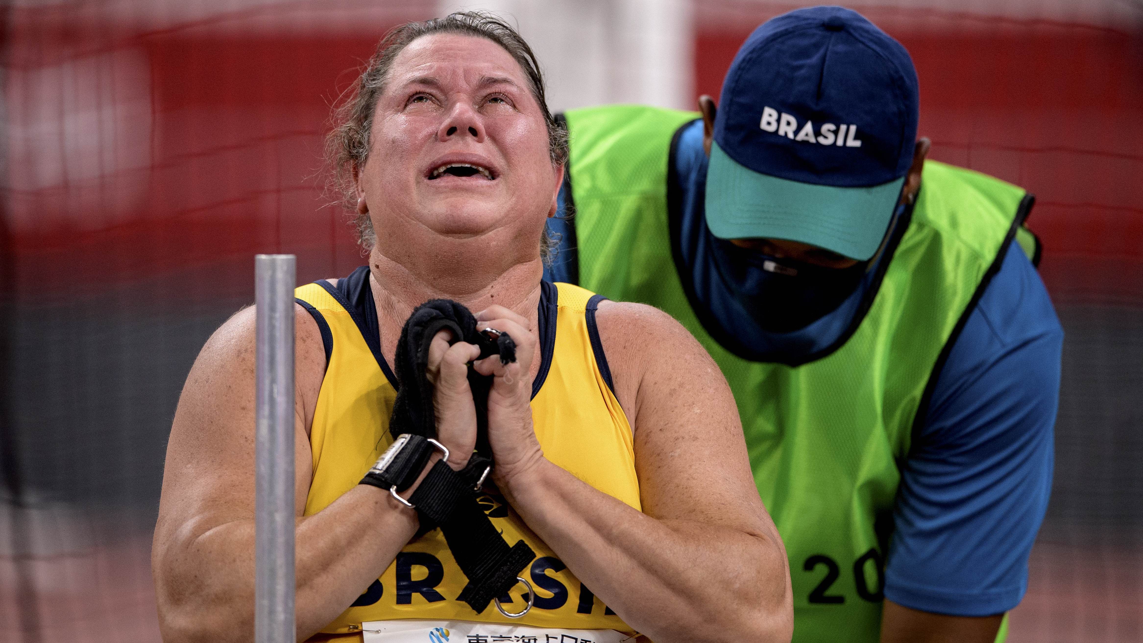 Elizabeth Gomes se emociona ao conquistar o ouro e bater o recorde mundial no lançamento de disco da Classe F53 / Joel Marklund - 30.ago.2021/OIS via AP