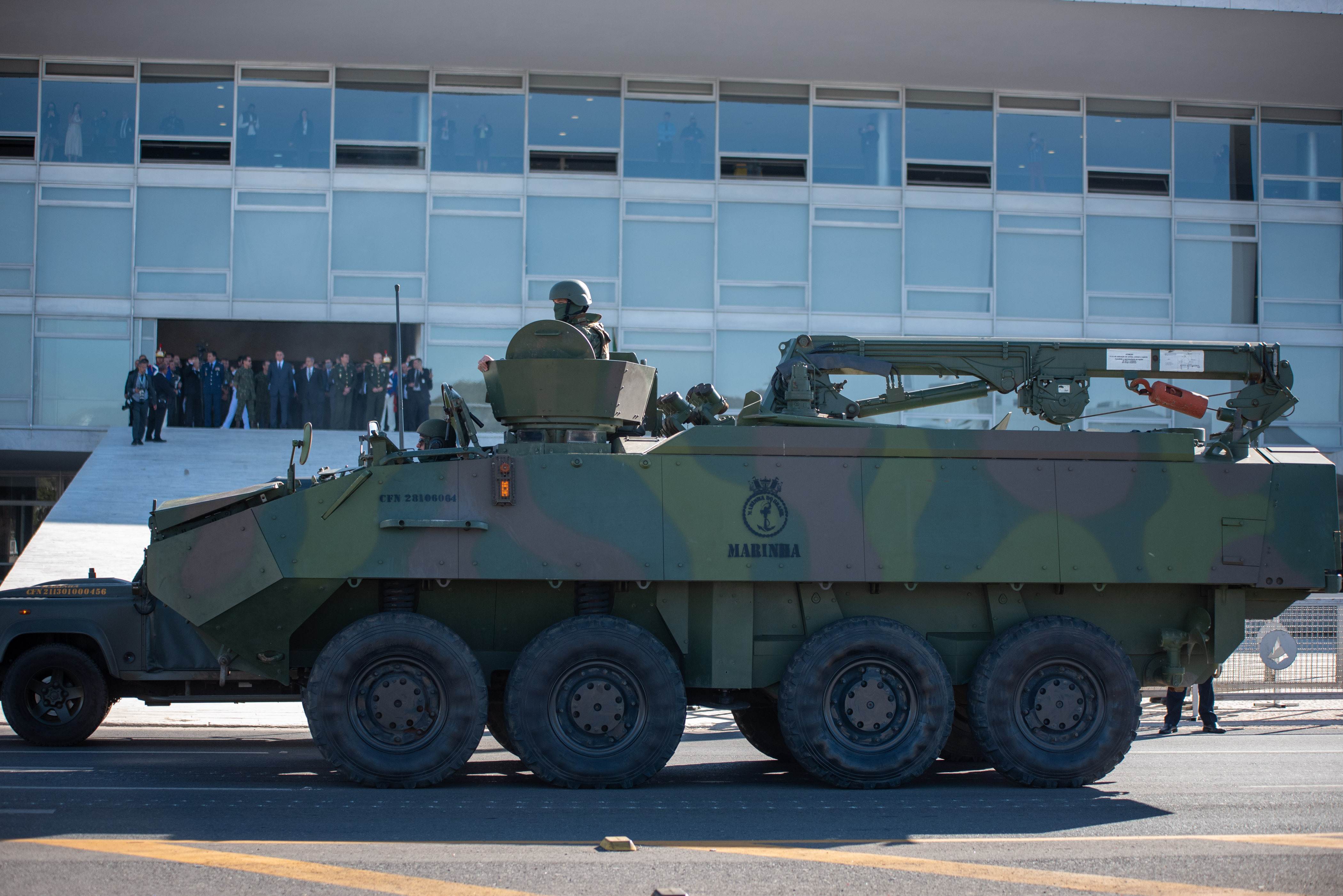 DESFILE DE BLINDADOS MILITARES ESPLANADA