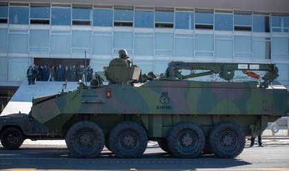 Governo avalia convocar Forças Armadas para conter manifestantes