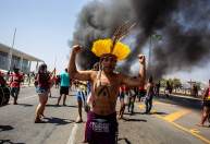 Indígenas marcham contra projeto que dificulta demarcação de terras