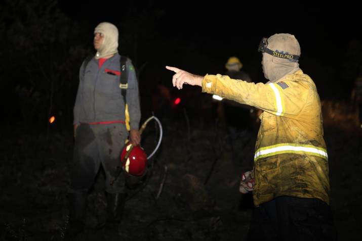 Equipe que combate o fogo no Parque Estadual do Juquery, a maior reserva do cerrado da região metropolitana da cidade de Franco da Rocha, SP / ORLANDO JUNIOR/ESTADÃO CONTEÚDO (22.ago.2021)