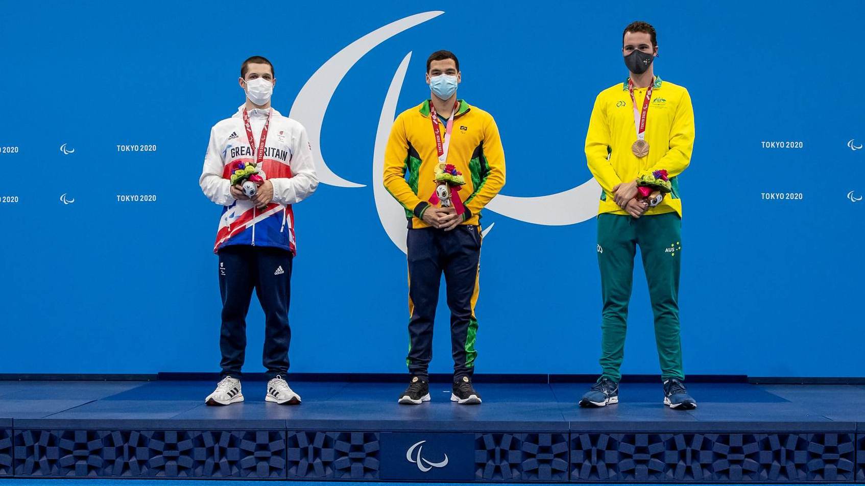 Gabriel Bandeira (C) na cerimônia de pódio dos 100m borboleta da classe S14 da natação