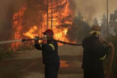 Bombeiros lutam contra o fogo na ilha grega de Eubeia - 10 de agosto de 2021