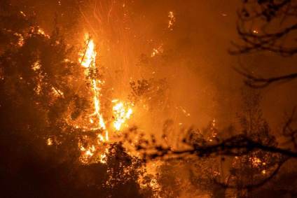 Visão noturna de um incêncio em vilarejo na ilha de Eubeia, Grécia - 9 de agosto de 2021