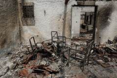 Um dos edifícios incendiados durante a catástrofe em Eubeia, Grécia, que deixou muitos desabrigados - 11 de agosto de 2021