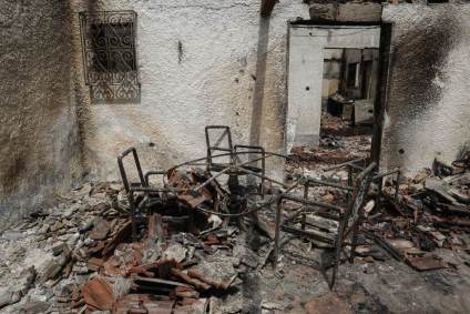 Um dos edifícios incendiados durante a catástrofe em Eubeia, Grécia, que deixou muitos desabrigados - 11 de agosto de 2021