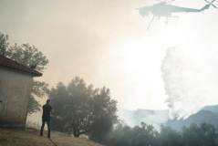 Locais e bombeiros tentam controlar os incêndios florestais no Peloponeso, região da Grécia - 11 de agosto de 2021