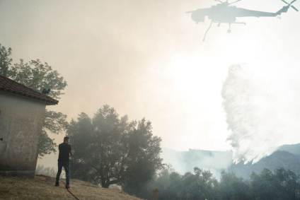 Locais e bombeiros tentam controlar os incêndios florestais no Peloponeso, região da Grécia - 11 de agosto de 2021