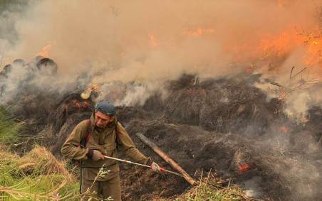 Bombeiro trabalha para conter o fogo em vegetação na Sibéria, Rússia