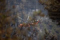 Helicóptero das brigadas de incêndio no combate ao fogo floretal na ilha de Eubeia, Grécia - 11 de agosto de 2021