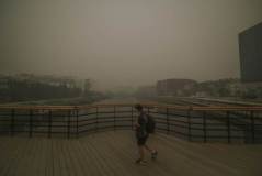 Neblina com fumaça do fogo contínuo na vegetação de Sakha, região da Sibéria, na Rússia - 13 de agosto de 2021