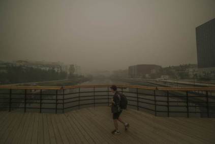 Neblina com fumaça do fogo contínuo na vegetação de Sakha, região da Sibéria, na Rússia - 13 de agosto de 2021