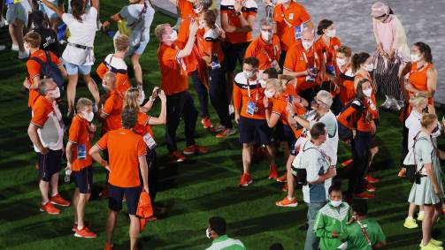 Atletas da Holanda posam para fotos durante cerimônia de encerramento dos Jogos