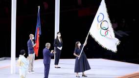 Prefeita de Paris – sede dos Jogos de 2024 –, Anne Hidalgo, recebe bandeira olímpica