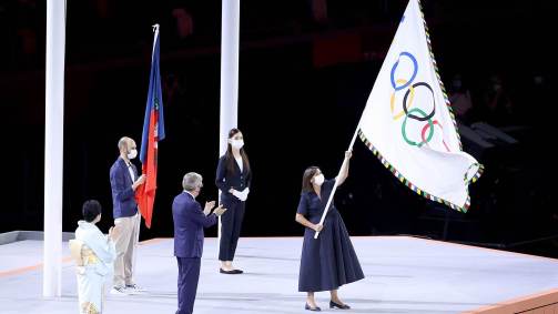 Prefeita de Paris – sede dos Jogos de 2024 –, Anne Hidalgo, recebe bandeira olímpica