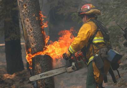 Bombeiro tenta conter o &quot;incêndio Dixie&quot;, que já é o segundo maior incêndio na história da Califórnia - 12 de agosto de 2021