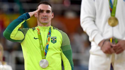 Arthur Zanetti presta continência no pódio após ganhar a medalha de prata com a sua performance nas argolas da ginástica artística nas Olimpíadas de 2016