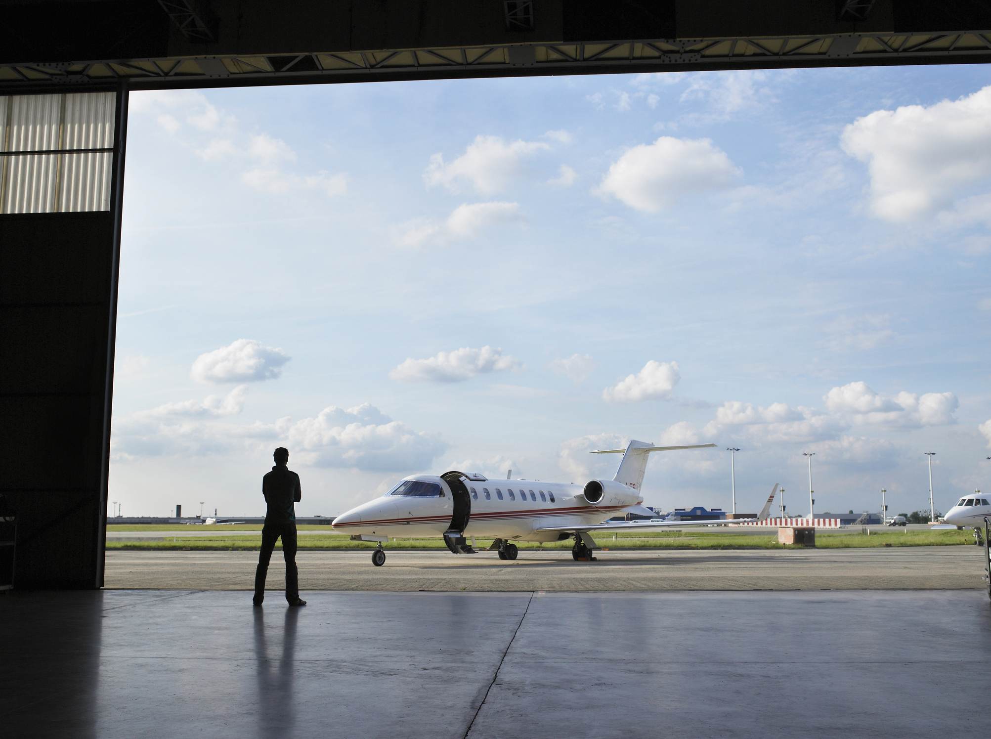 Avião privado perto de um hangar