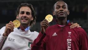Gianmarco Tamberi (Itália) e Mutaz Barshim (Catar) recebem medalha de ouro do salto em altura conquistada na véspera