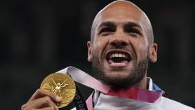 Homem mais rápido dos Jogos de 2020, Lamont Marcell Jacobs (Itália) recebe ouro dos 100m rasos