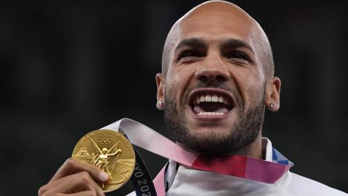 Homem mais rápido dos Jogos de 2020, Lamont Marcell Jacobs (Itália) recebe ouro dos 100m rasos