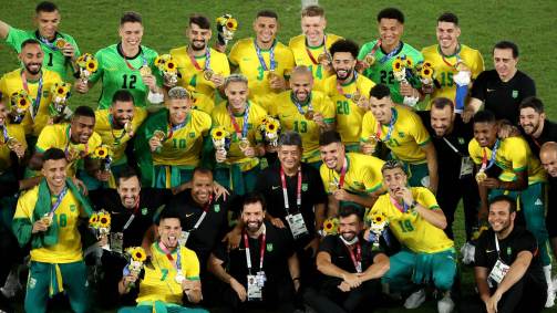 Jogadores do Brasil comemoram conquista do ouro olímpico no futebol masculino