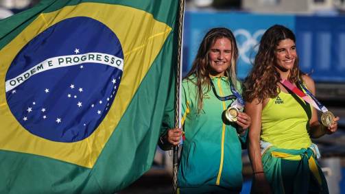 Kahena Kunze (E) e Martine Grael com a medalha de ouro e a bandeira brasileira no pódio olímpico