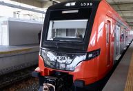 Jovem morre atropelado por trem após pular muro de estação para pegar bola