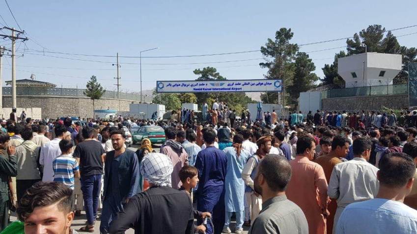 Milhares de afegãos e suas famílias foram ao aeroporto de Cabul para tentar deixar o país / Sayed Khodaiberdi Sadat - 16.ago.2021/Anadolu Agency via Getty Images