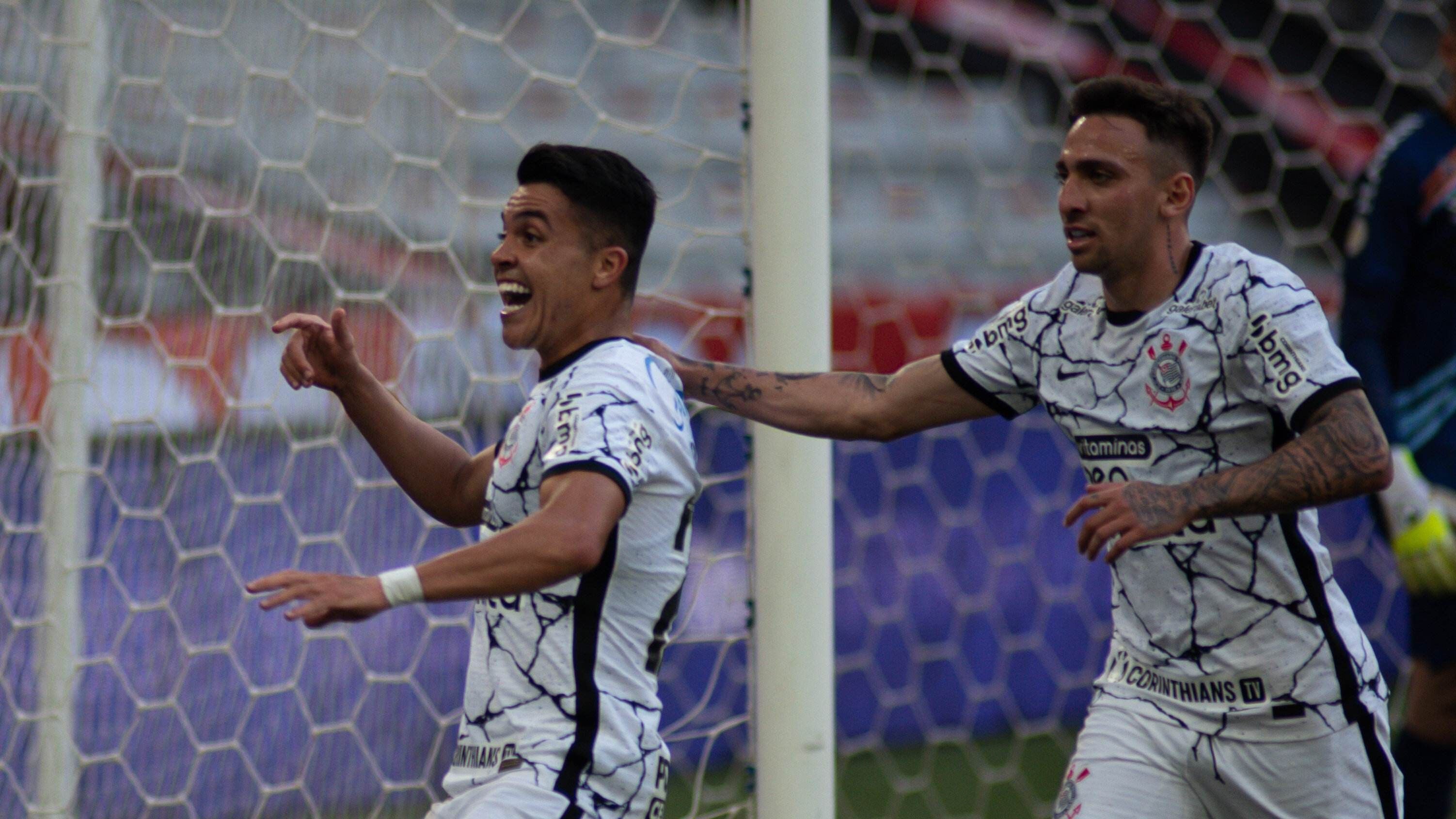 Roni comemora gol pelo Corinthians ao lado de Gustavo Mosquito