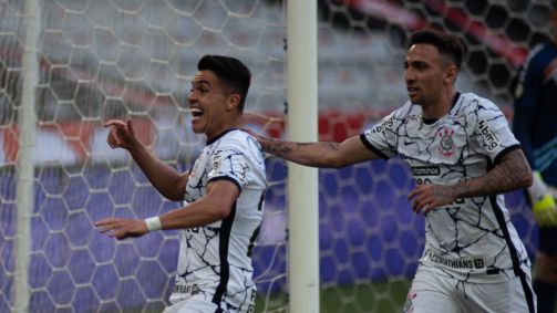 Roni comemora gol pelo Corinthians ao lado de Gustavo Mosquito