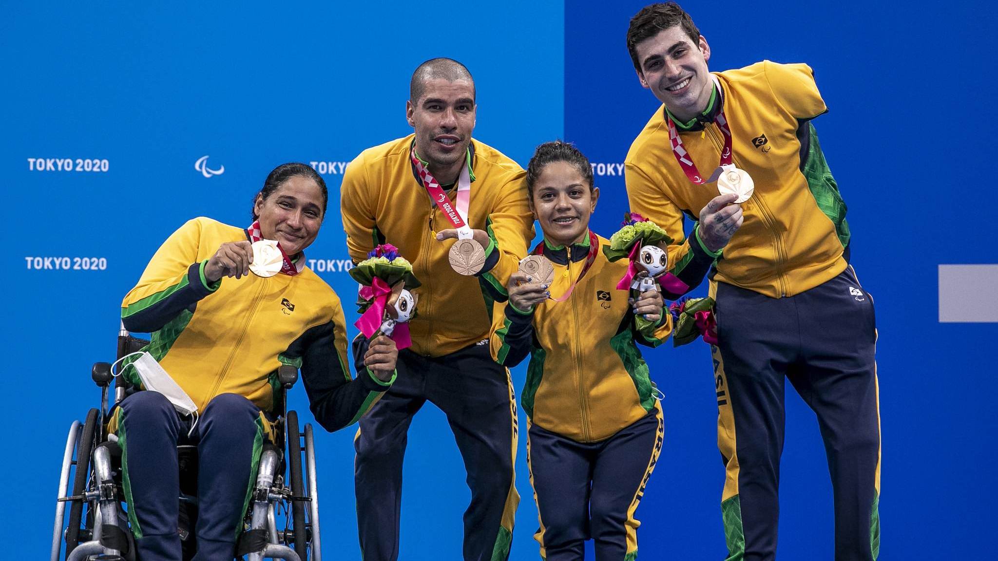 Patrícia Pereira (E), Daniel Dias, Joana Neves e Talisson Glock conquistaram bronze no revezamento 4x50m até 20 pontos / Ale Cabral - 26.ago.2021/CPB