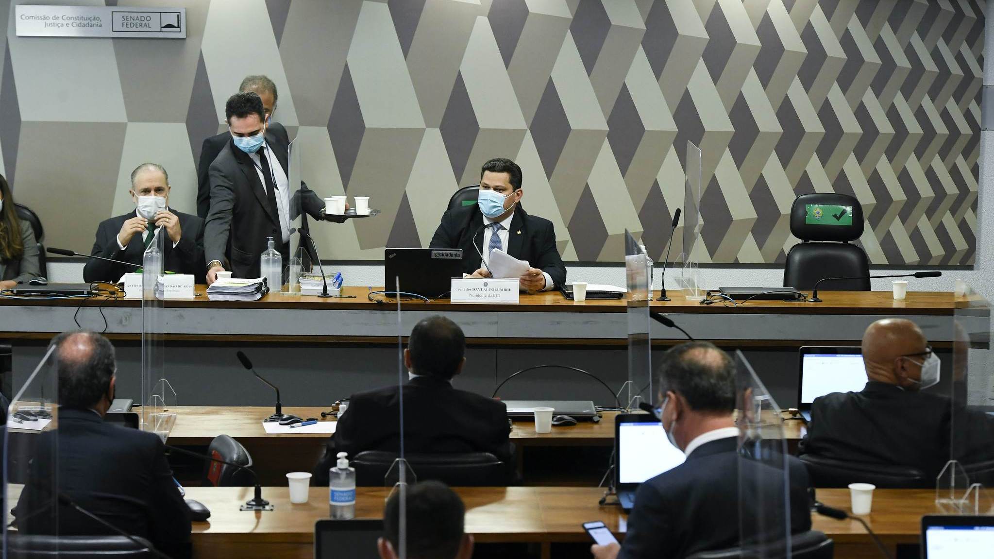 Procurador-geral da República, Augusto Aras (E), é sabatinado na CCJ do Senado para recondução ao cargo / Jefferson Rudy - 24.ago.2021/Agência Senado