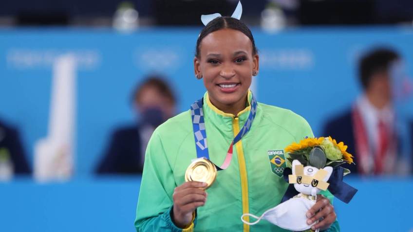 Rebeca Andrade com a medalha de ouro conquistada na final do salto nas Olimpíadas de 2020 / Friso Gentsch - 1.ago.2021/picture alliance via Getty Images