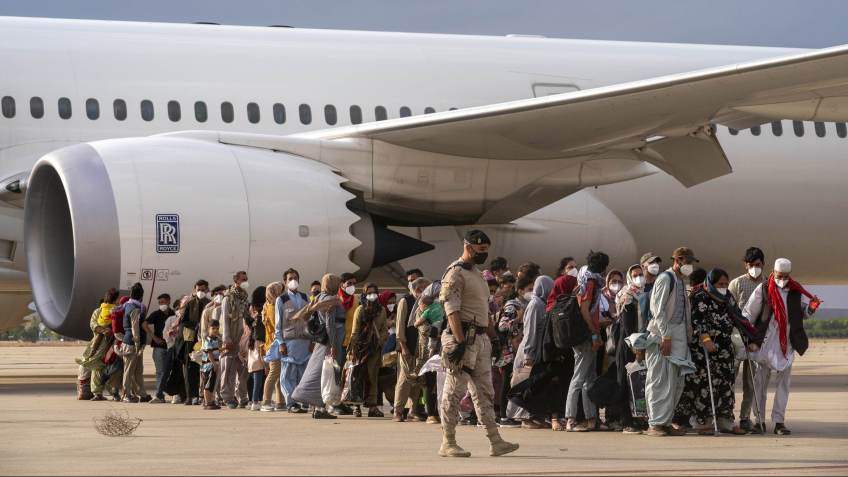 Refugiados afegãos desembarcam na Base Aérea de Torrejon, em Madri, na Espanha / Andrea Comas - 23.ago.2021/AP